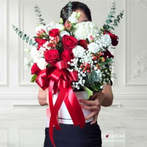FBB-14 THIS LOVE RED ROSES BOX กล่องดอกไม้กุหลาบแดง ถือถ่ายรูปสวย